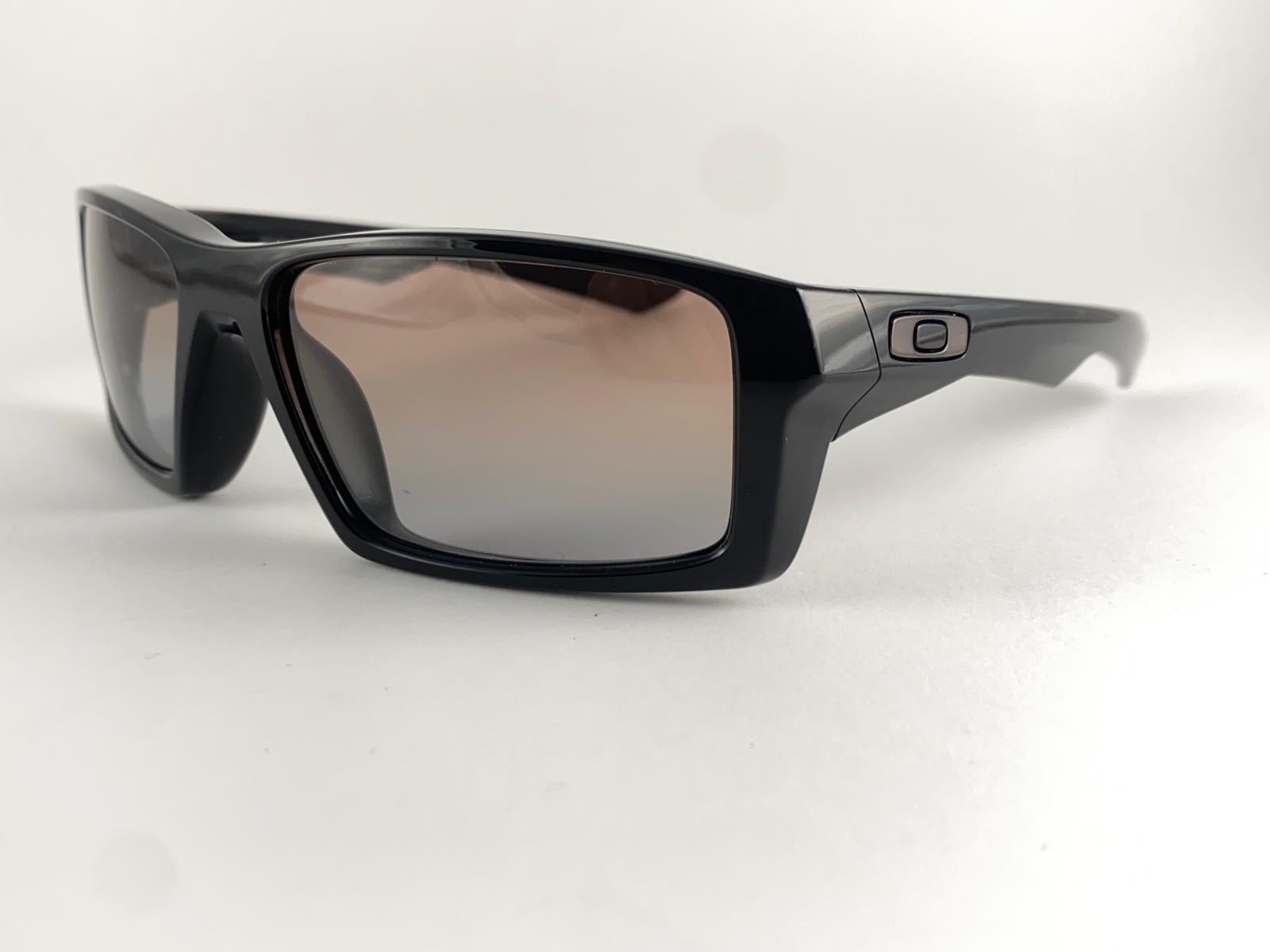 Women's or Men's New Vintage Oakley Twitch Black Frame Mirrored Lens 2000's Sunglasses For Sale