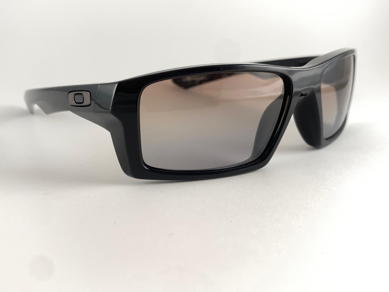 New Vintage Oakley Twitch Black Frame Mirrored Lens 2000's Sunglasses For Sale 2