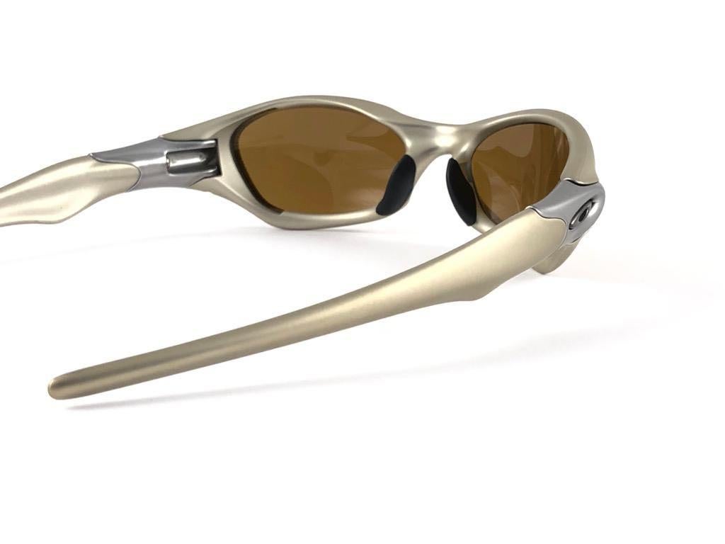 
New Vintage Oakley Valve Sunglasses. Wrap gold matte sports frame with fire lenses.
New never worn or displayed. This item might show minor sign of wear due to storage.
Comes with its original box and papers as pictured.
Made in Usa