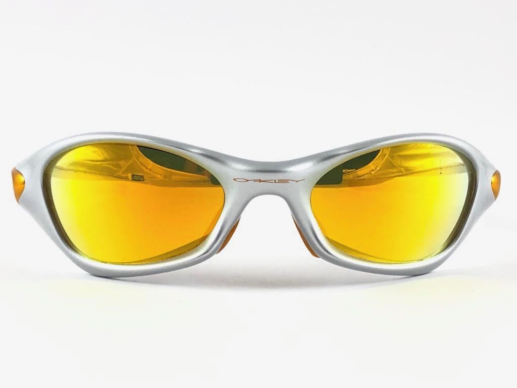 
New Vintage Oakley Valve Sunglasses. Wrap Silver sports frame with fire lenses.
New never worn or displayed. This item might show minor sign of wear due to storage.
Comes with its original box and papers as pictured.
Made in Usa