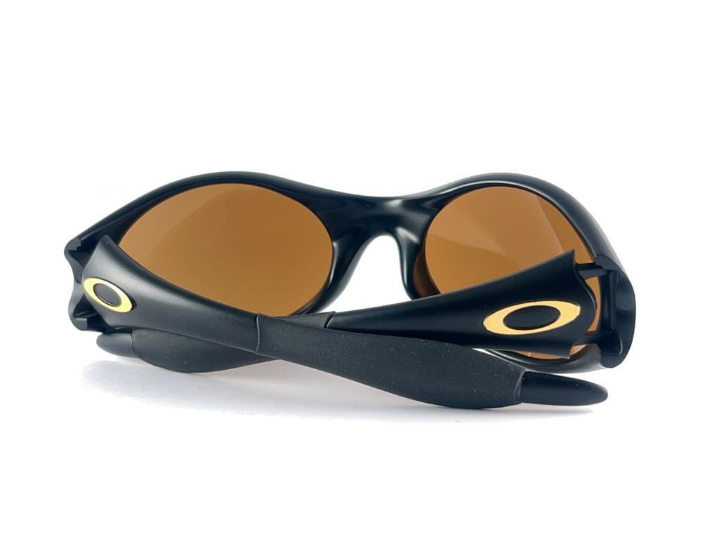 New Vintage Oakley Wrap Around Balck Gold Lenses 1999 Sunglasses  7