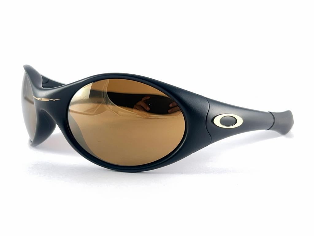 Women's or Men's New Vintage Oakley Wrap Around Balck Gold Lenses 1999 Sunglasses 
