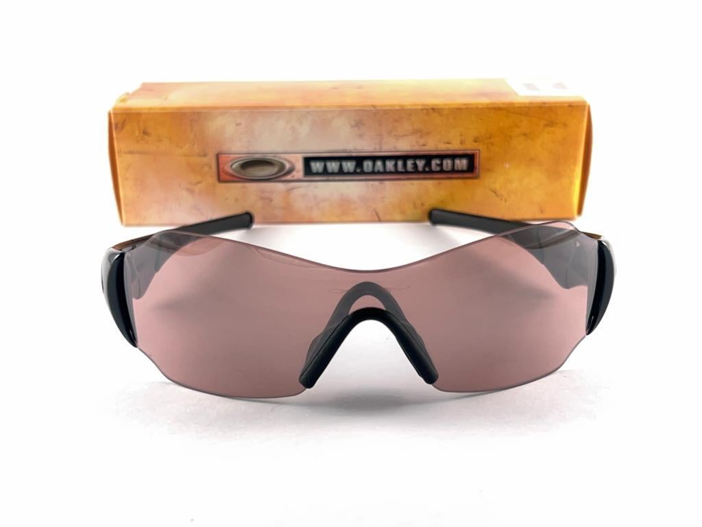 
Gafas de sol Oakley Vintage con montura sin montura. 

Nuevo Nunca usado ni expuesto. Este artículo puede mostrar pequeños signos de desgaste debido al almacenamiento.
Viene con su caja y papeles originales como en la foto.
Fabricado en EE.UU

