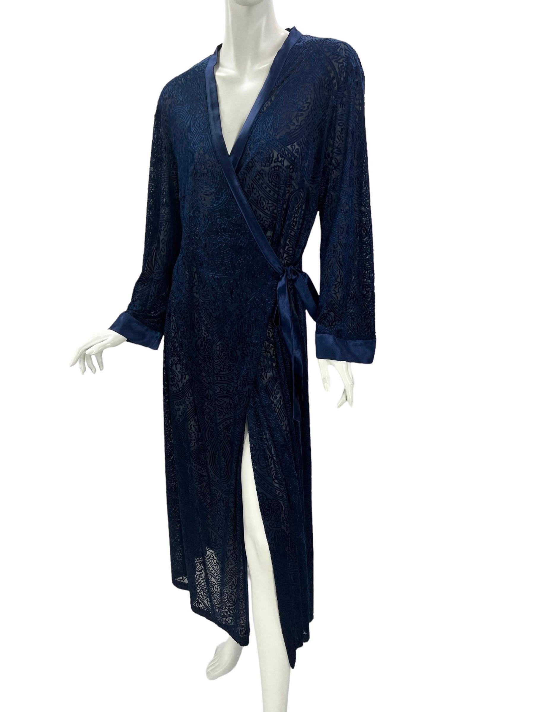 Robe d'intérieur / peignoir Vintage Oscar de la Renta 
Couleur : bleu nuit 
Tissu : velours dévoré 
Semisheer
Fini avec une ceinture et une bordure en soie
Taille M
Mesures : Longueur 52