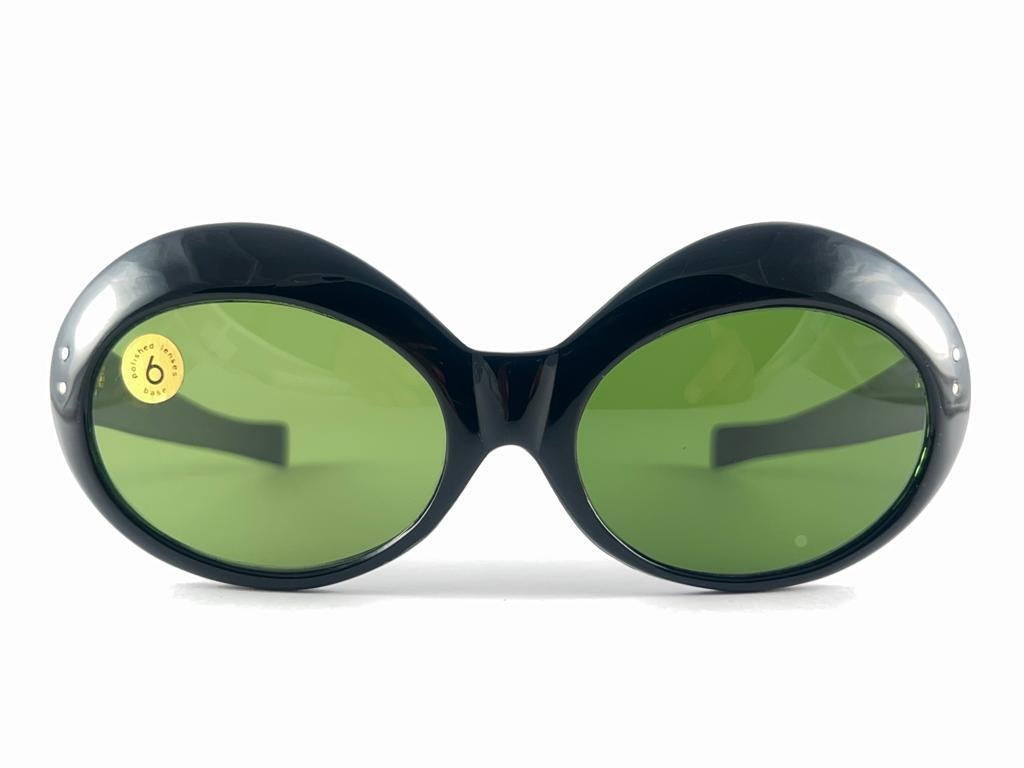 New Vintage Oval Black Medium Green Lenses 60's Italy Sunglasses en vente 5