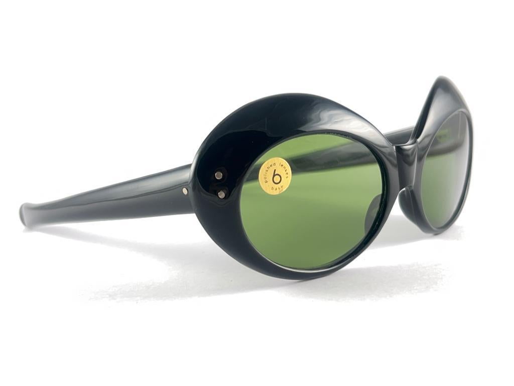 Gris New Vintage Oval Black Medium Green Lenses 60's Italy Sunglasses en vente