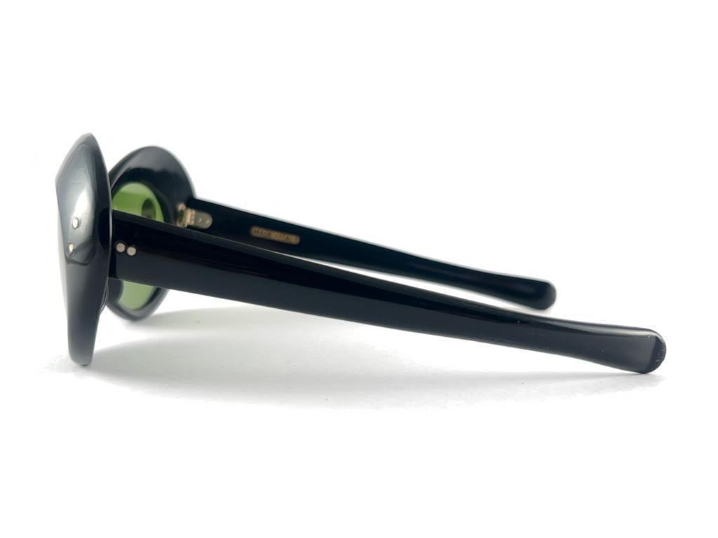 New Vintage Oval Black Medium Green Lenses 60'S Italy Sunglasses In New Condition For Sale In Baleares, Baleares