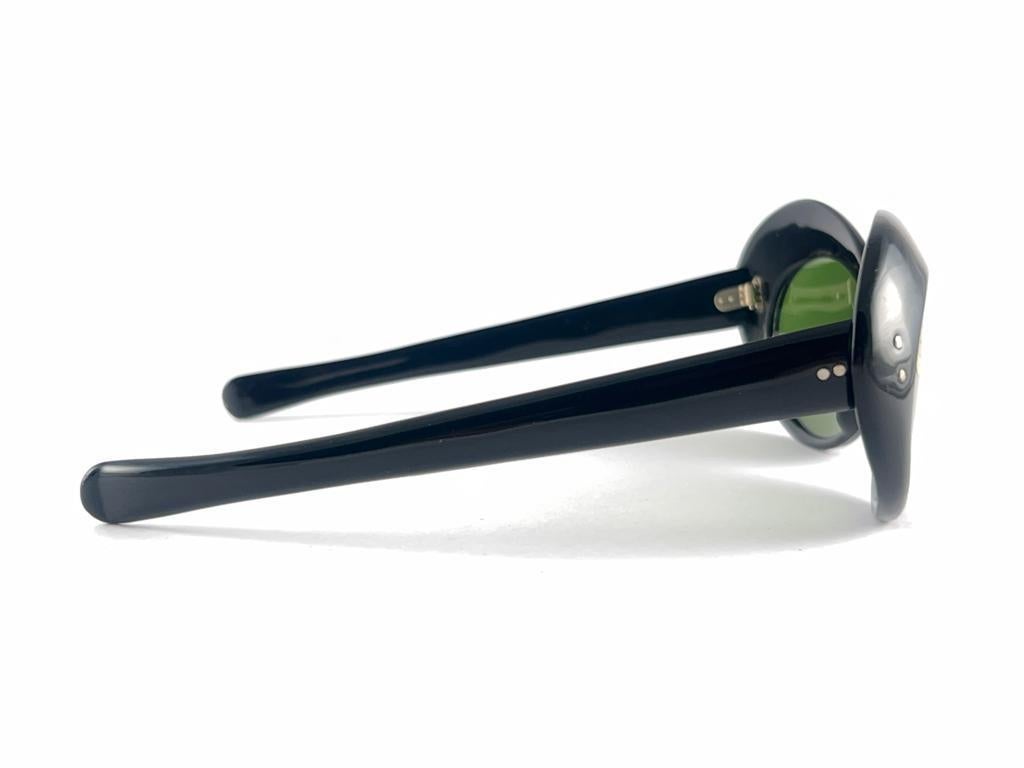 New Vintage Oval Black Medium Green Lenses 60's Italy Sunglasses Unisexe en vente