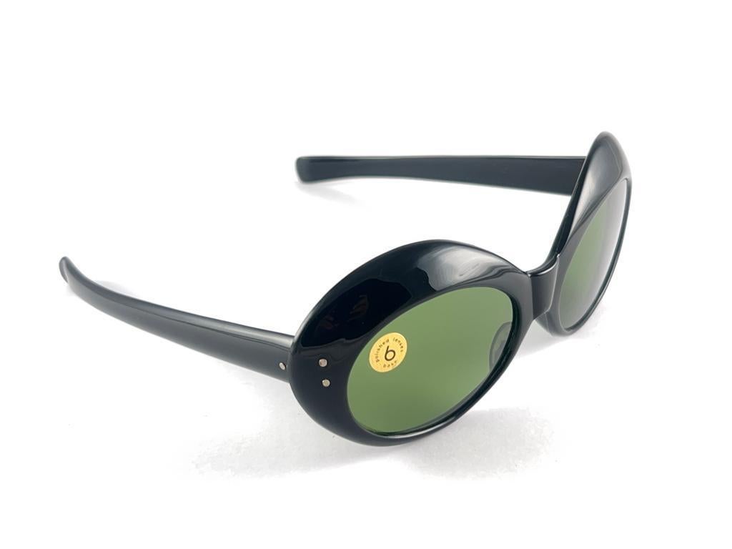 New Vintage Oval Black Medium Green Lenses 60's Italy Sunglasses en vente 1