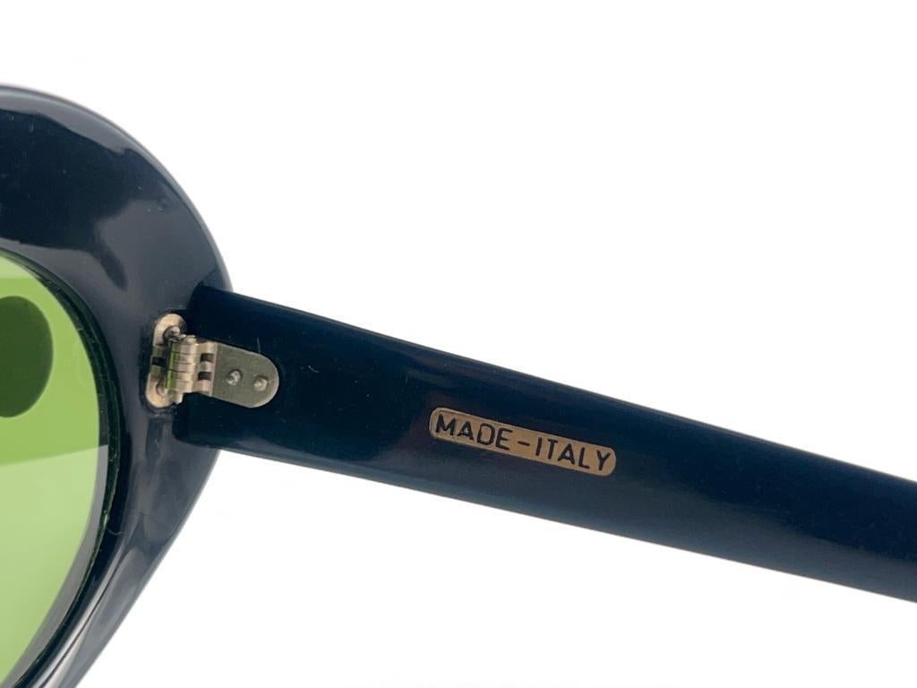 New Vintage Oval Black Medium Green Lenses 60'S Italy Sunglasses For Sale 2