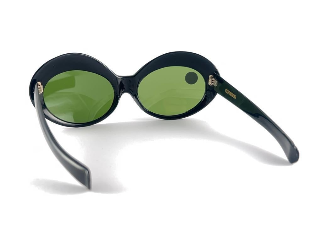 New Vintage Oval Black Medium Green Lenses 60's Italy Sunglasses en vente 3