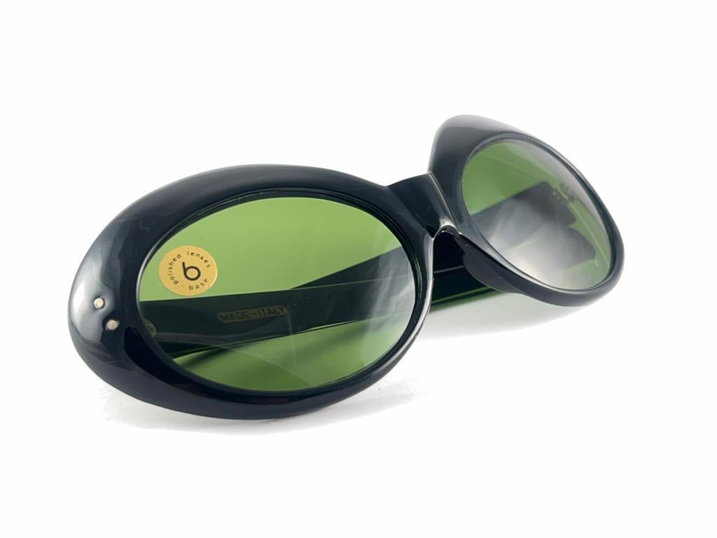 New Vintage Oval Black Medium Green Lenses 60's Italy Sunglasses en vente 4