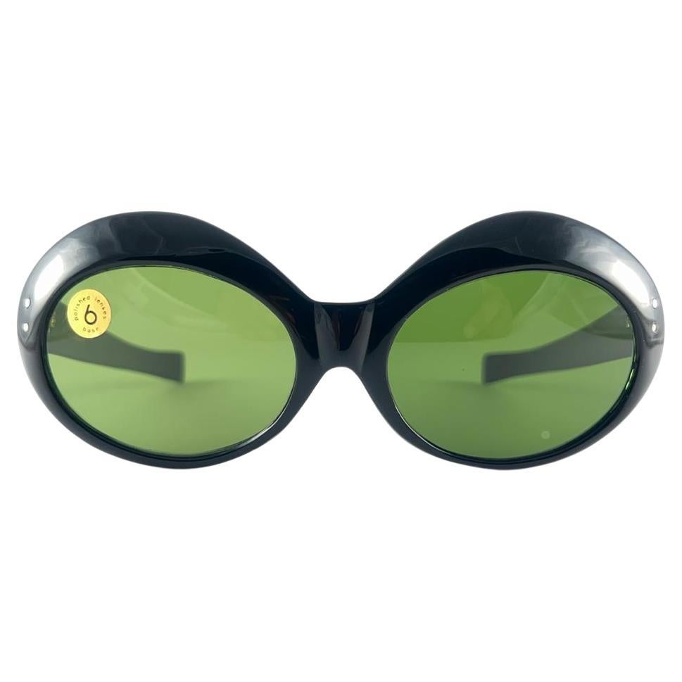 New Vintage Oval Black Medium Green Lenses 60's Italy Sunglasses en vente