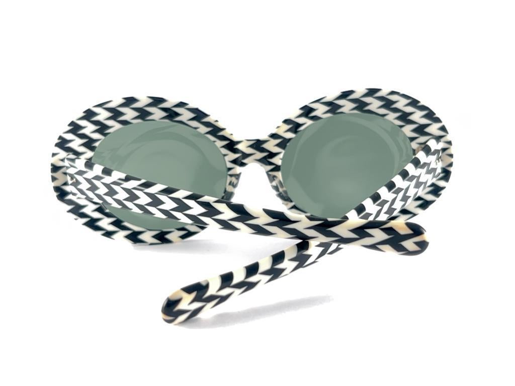 New Vintage Oval Oversized Black & White Sunglasses 60'S Made In France For Sale 2