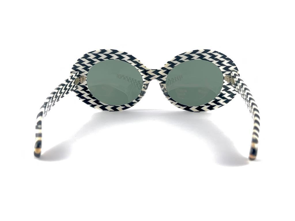 New Vintage Oval Oversized Black & White Sunglasses 60's Made In France en vente 3