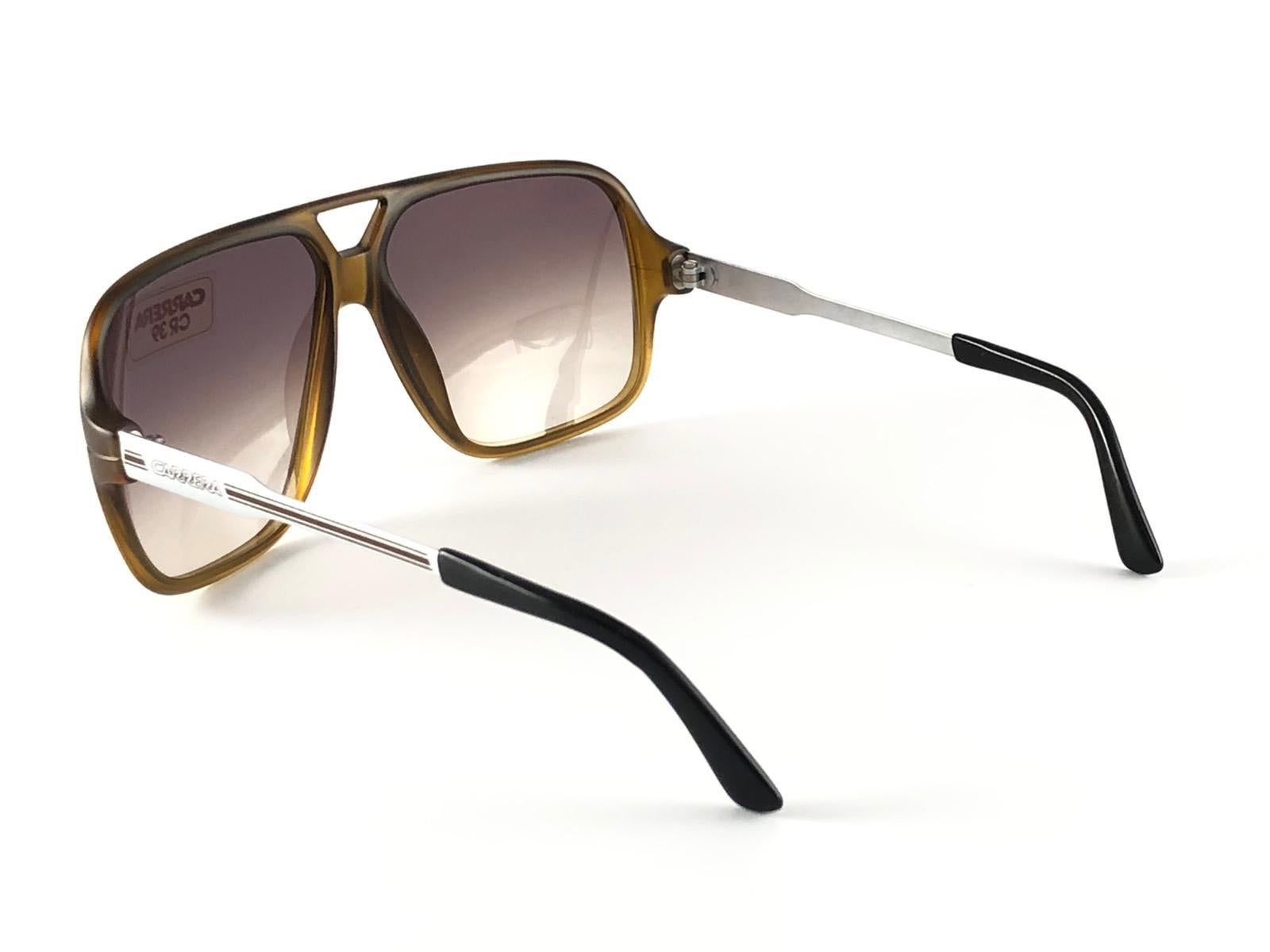 Nouvelles lunettes de soleil Carrera surdimensionnées des années 1980.

Un artisanat et une qualité étonnants.   

Neuf, jamais porté. Fabriqué en Autriche. Cet article peut présenter des signes mineurs d'usure dus au stockage.

Mesures