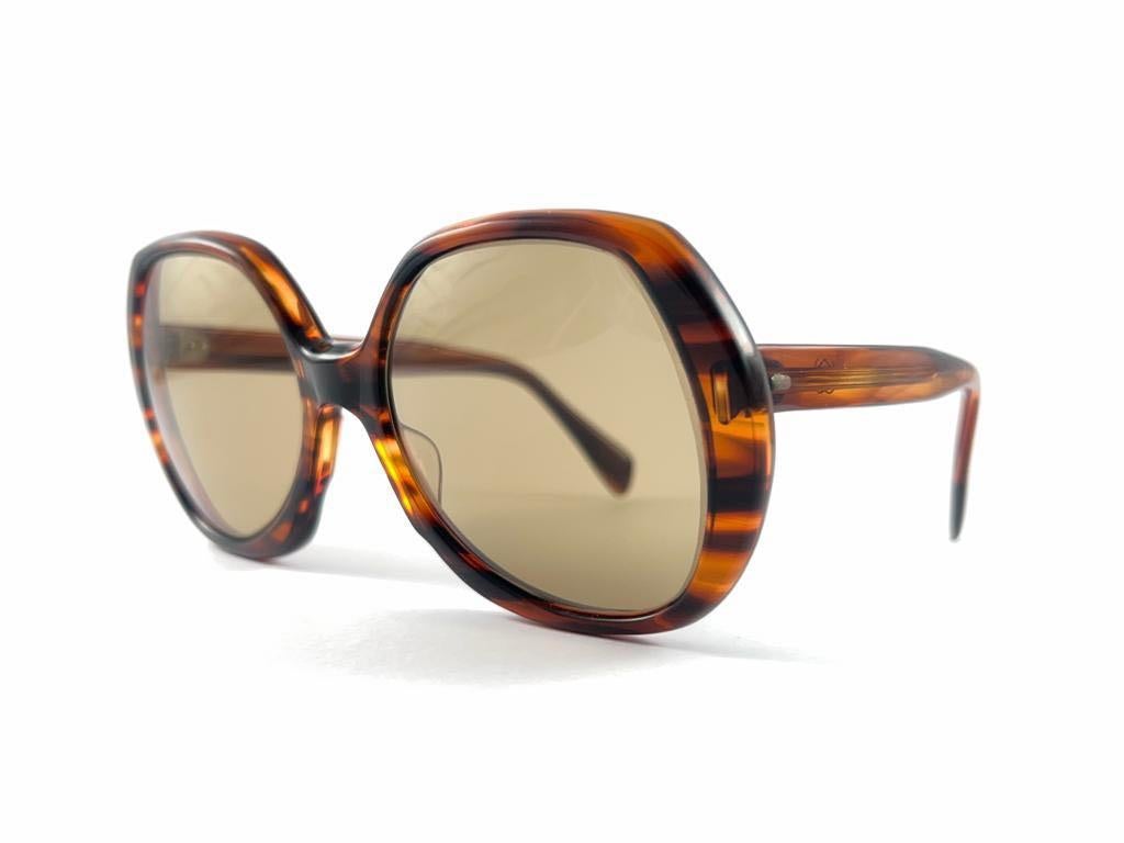 New Vintage Panope oversized tortoise sunglasses. 
Medium brown lenses. 


A real treasure not to miss out!!

This item has minor sign of wear on the frame due to storage.

Made in France.

FRONT : 16 CMS
LENS  HEIGHT : 5.5 CMS
LENS WIDTH : 6 CMS


