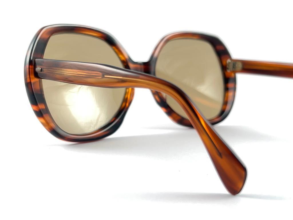 Marron New Vintage Panope Oversized Tortoise Mid Century 1960's Sunglasses en vente
