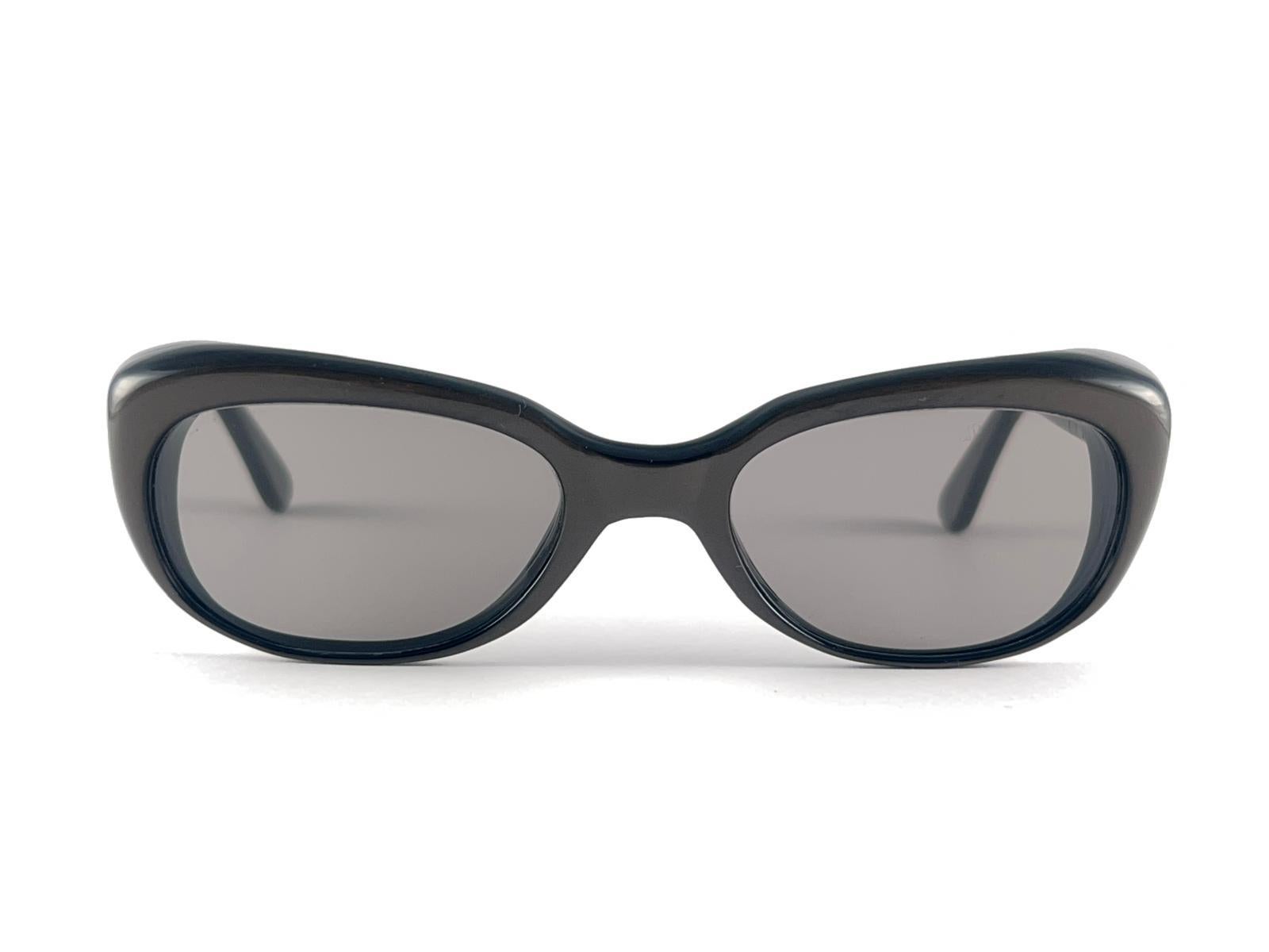 
New Vintage By Ratti Persol Small Space Grey Frame Holding A Spotless Grey Lenses.
Produziert und Design in den 1960er Jahren.
Dieser Artikel kann leichte Gebrauchsspuren aufweisen  Aufgrund von über 50 Jahren Lagerung.



Hergestellt in