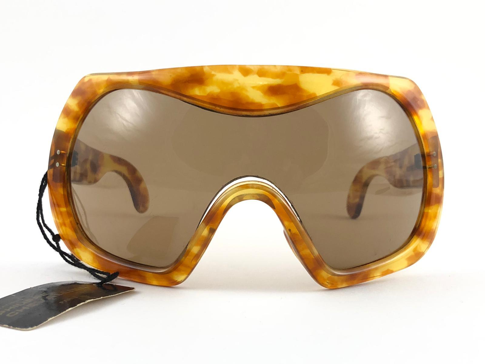Nouvelle paire de lunettes de soleil vintage Philippe Chevalier, pièce de collection rare, en forme de tortue légère, avec un mono-lentille brun moyen impeccable. De la même série que celles portées par Miles Davis.
Une superbe trouvaille.