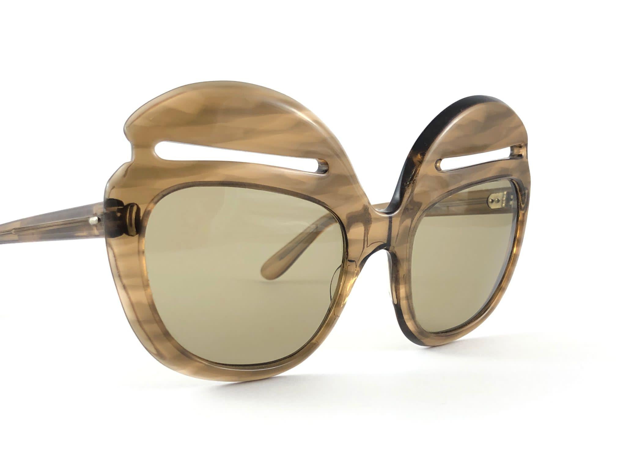 Pierre Cardin: übergroße Vintage-Sonnenbrille mit Schlitzen-Akzenten, 6496, 1960er Jahre im Zustand „Neu“ im Angebot in Baleares, Baleares