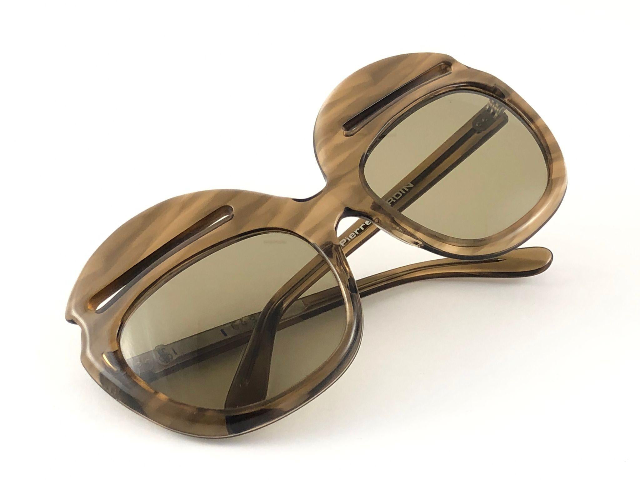 Pierre Cardin: übergroße Vintage-Sonnenbrille mit Schlitzen-Akzenten, 6496, 1960er Jahre  Damen im Angebot