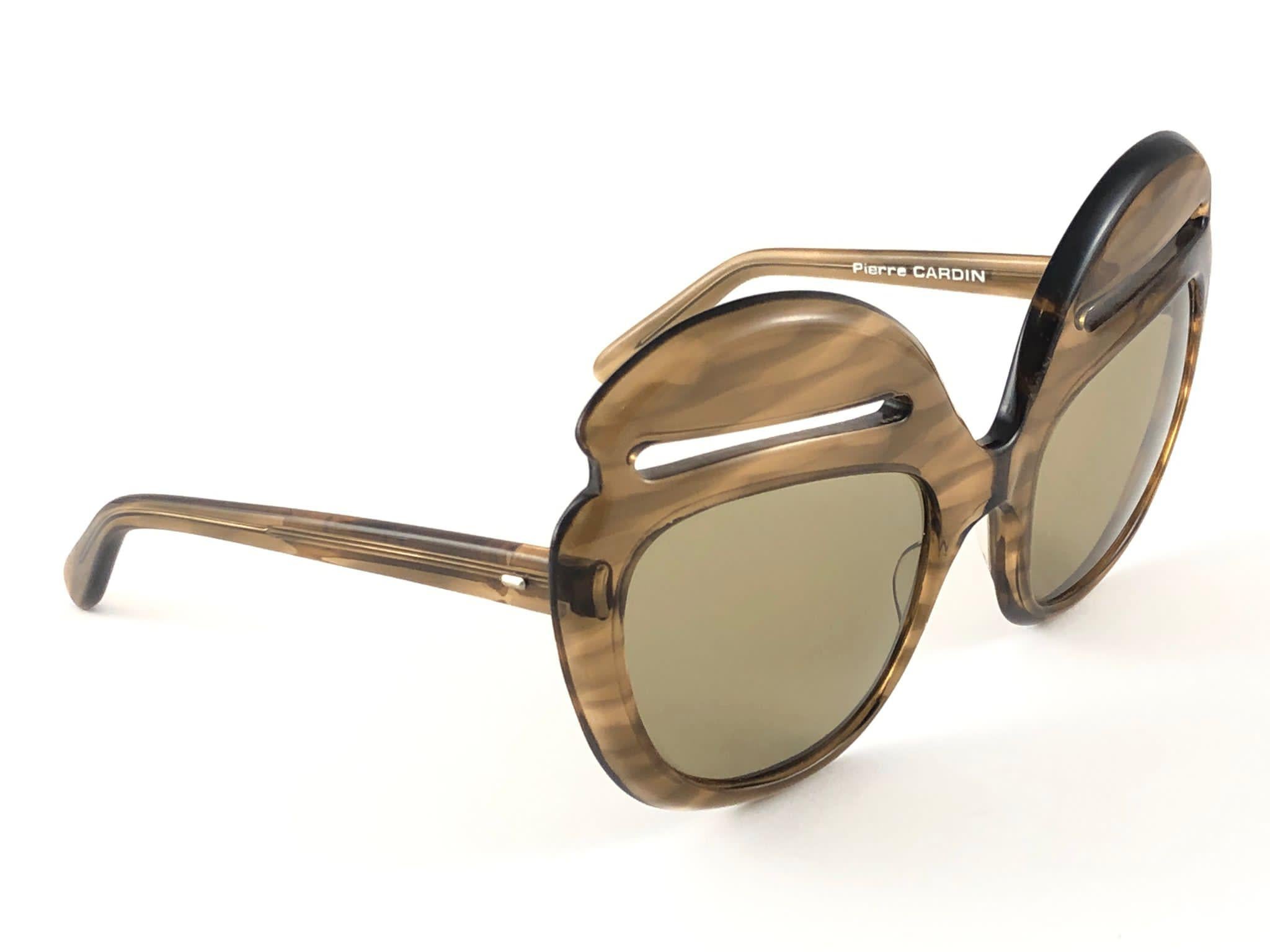 Pierre Cardin: übergroße Vintage-Sonnenbrille mit Schlitzen-Akzenten, 6496, 1960er Jahre  im Angebot 1