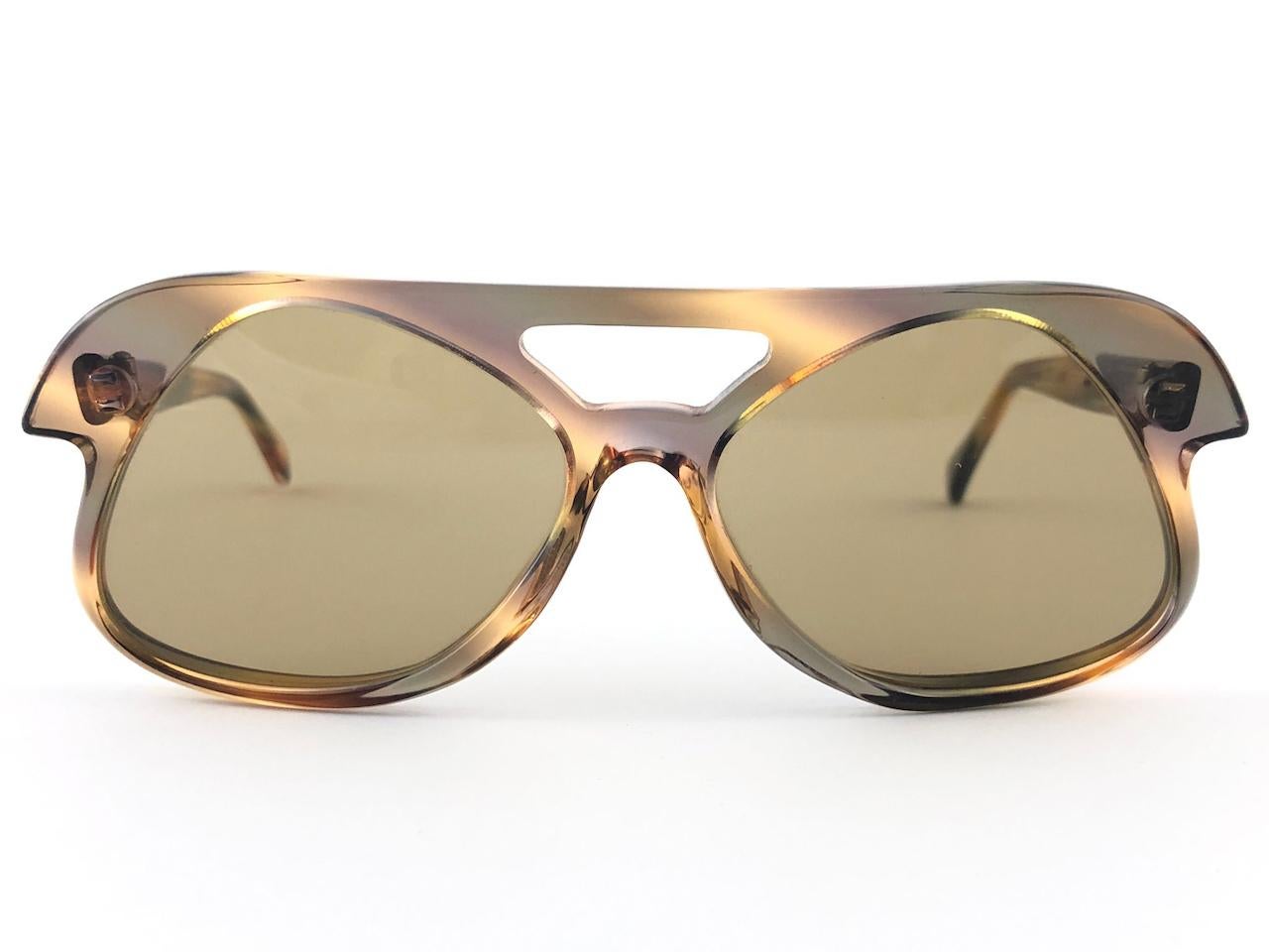 Cardin vintage nuovo con lenti marroni medie senza macchia, prodotto negli anni '60. Design rarissimo, difficilmente visto in vendita.

Nuovo, mai usato o esposto, questo paio di pierre cardin vintage è un pezzo raro e ricercato da non