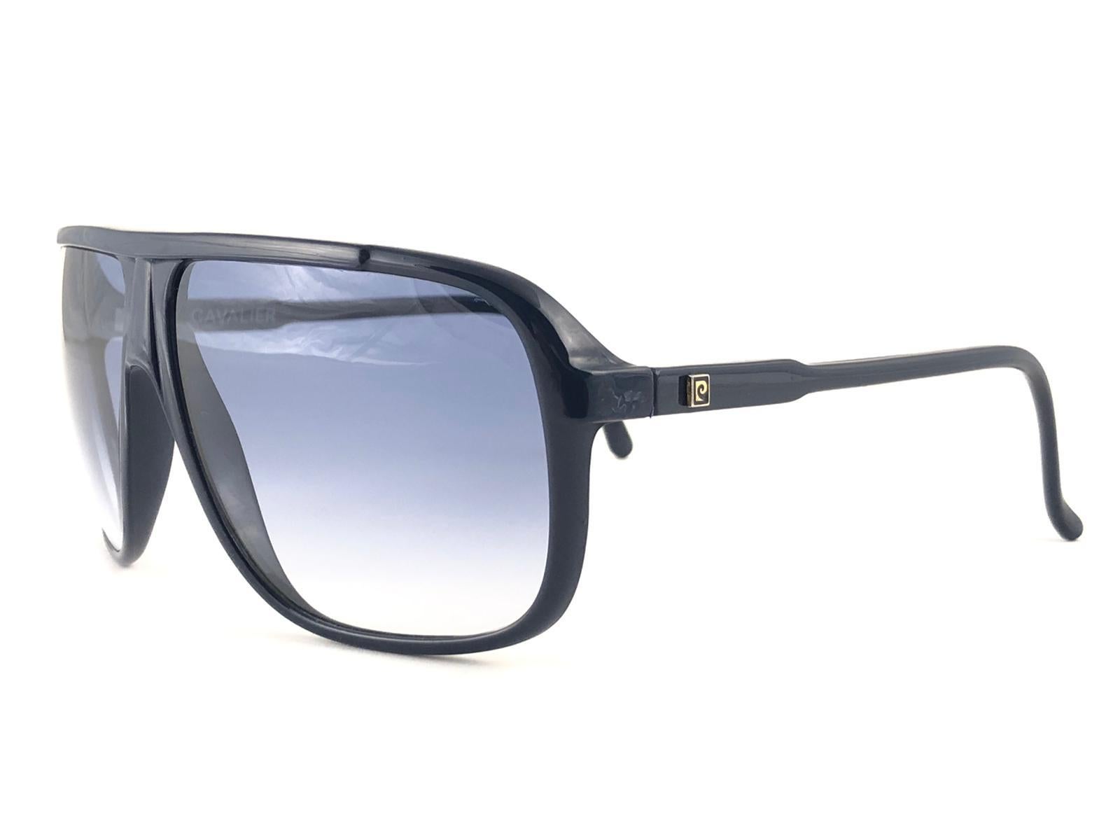 New vintage Pierre Cardin oversized dark blue frame sporting a beautiful pair of gradient blue lenses.
This pair have minor wear on them due to to nearly 70 years of storage and some letters have fade on the temple. Please study the images.
This
