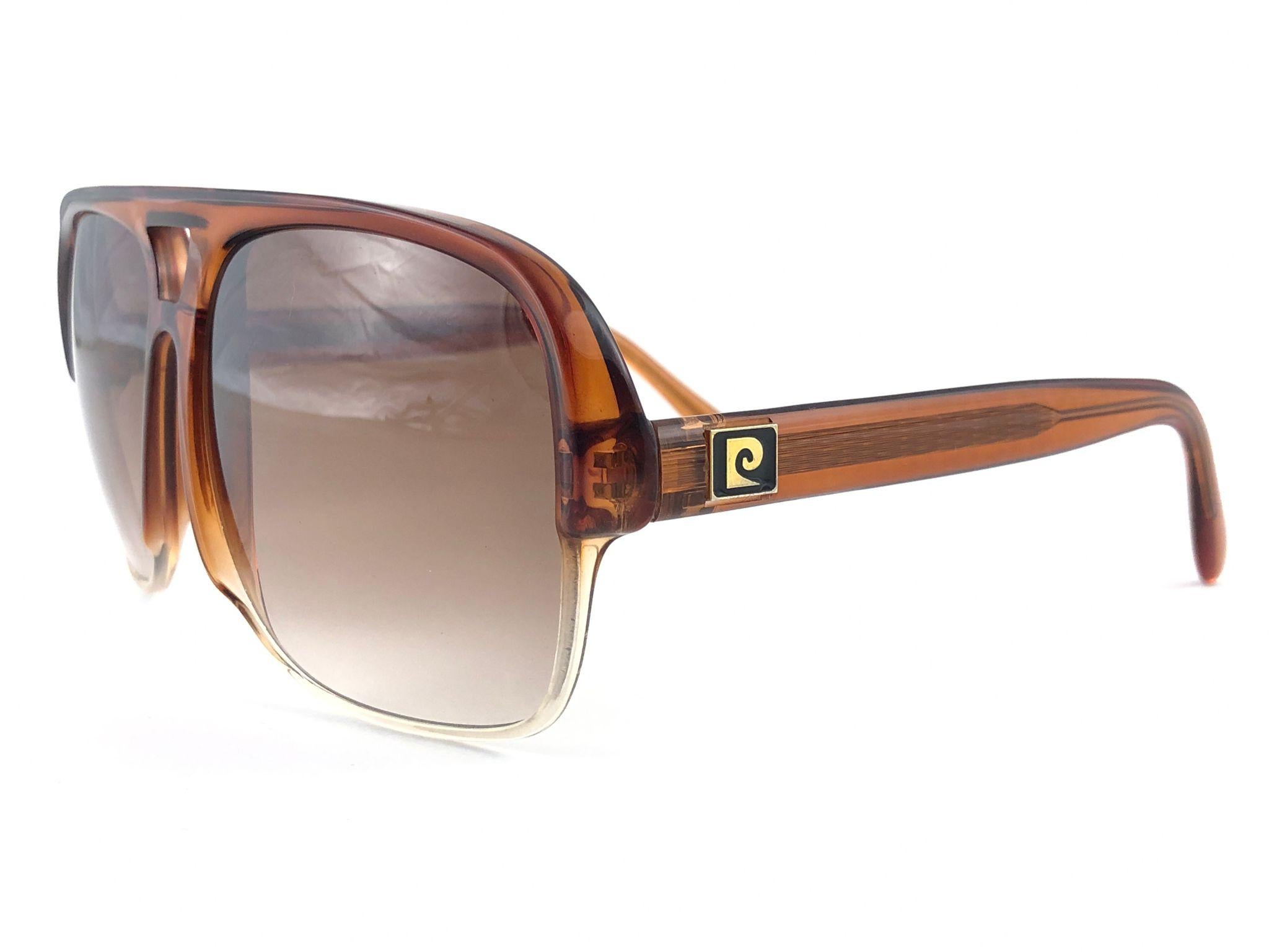 New vintage Pierre Cardin oversized two tone frame sporting a beautiful pair of gradient brown lenses.
This pair have minor wear on them due to to nearly 70 years of storage and some letters have fade on the temple. Please study the images.
This