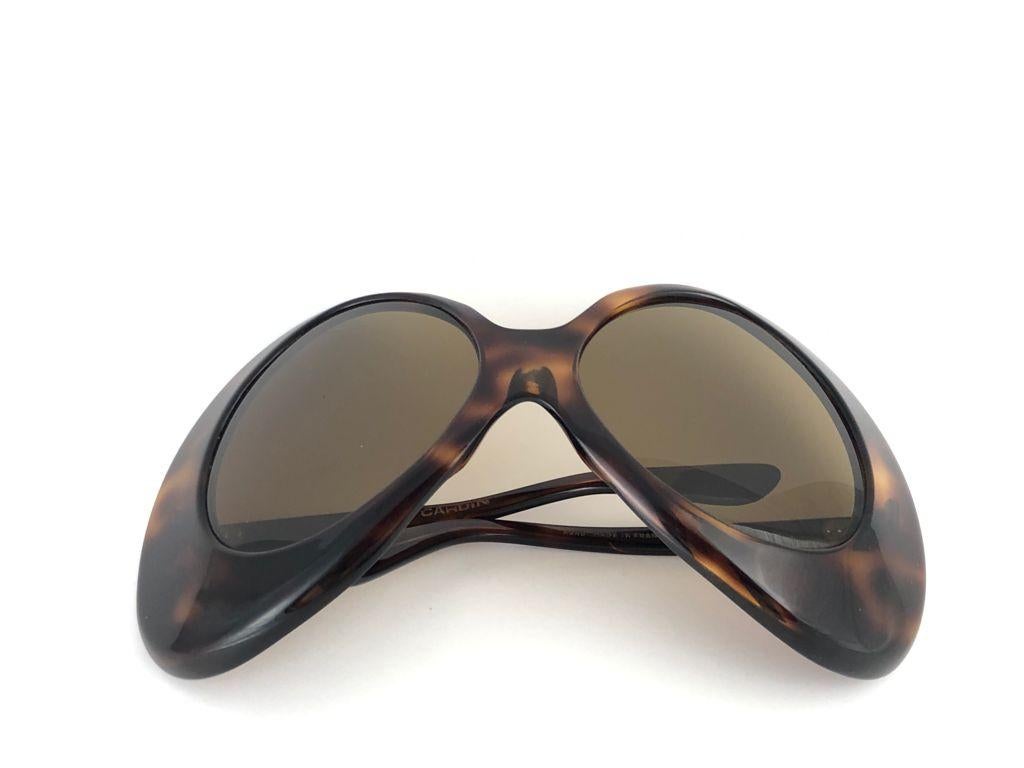 Vintage new Pierre Cardin Oversized dark carey frame sporting a pair of solid brown lenses. 
Designed and produced in the 1960’s.   

This pair of vintage Pierre Cardin is a collectors must have. 

A piece of sunglasses and fashion history.

This