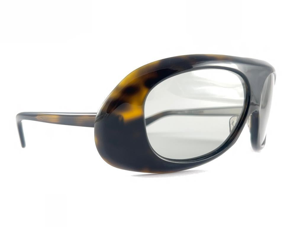 Vintage New Pierre Cardin Oversized Dark Carey Frame Sporting A Pair Of Light Grey Lenses. 
Entworfen und hergestellt in den 1960er Jahren.   

Dieses Paar Vintage Pierre Cardin ist ein Sammler muss haben. 

Ein Stück Sonnenbrillen- und