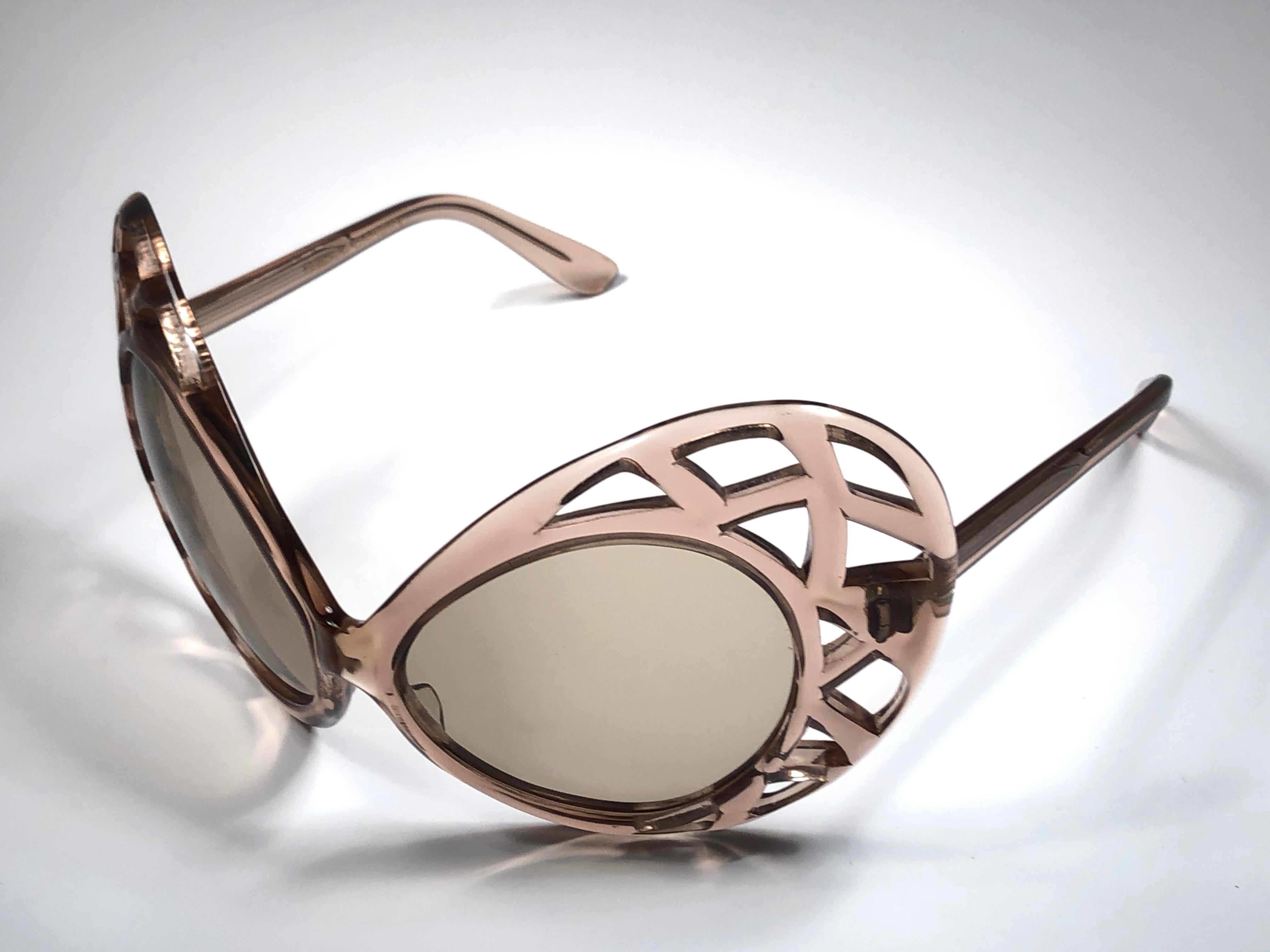 Beige Pierre Cardin - Lunettes de soleil vintage surdimensionnées, pièce de collection, avant-gardiste, années 1960, état neuf en vente