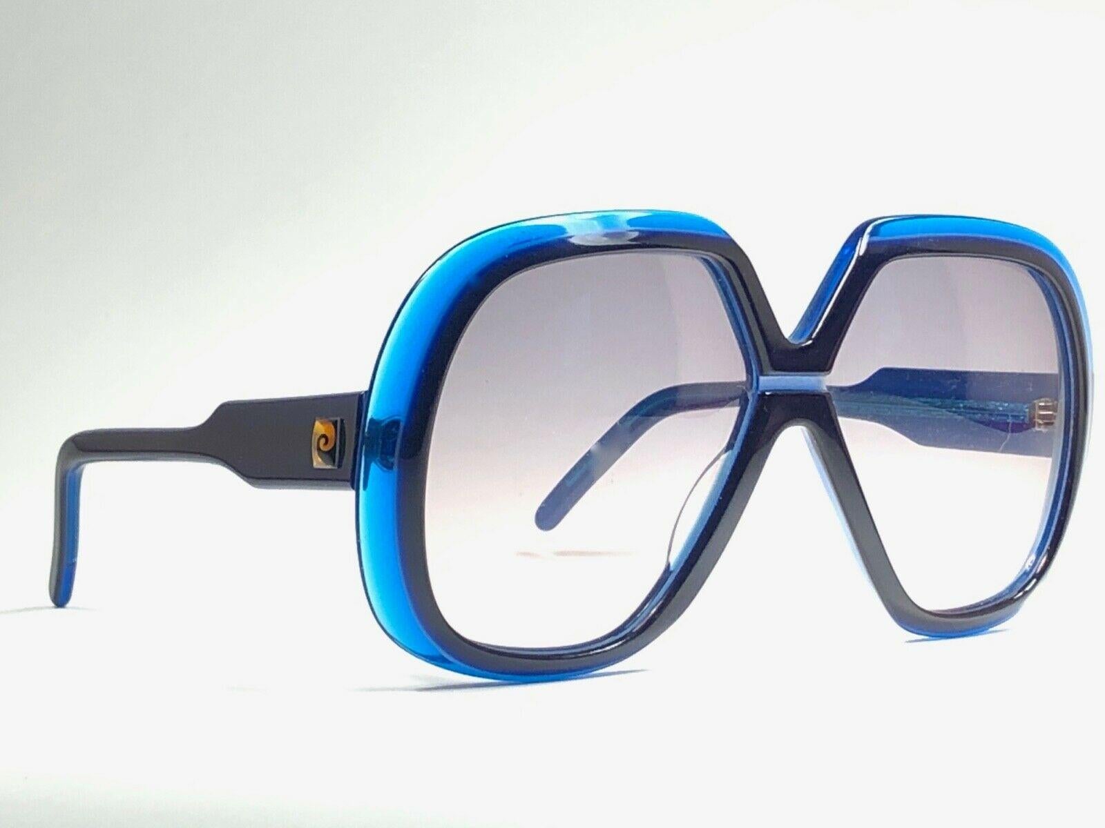 New Vintage Pierre Cardin Oversized Blue Lens 1970's Sunglasses Neuf - En vente à Baleares, Baleares