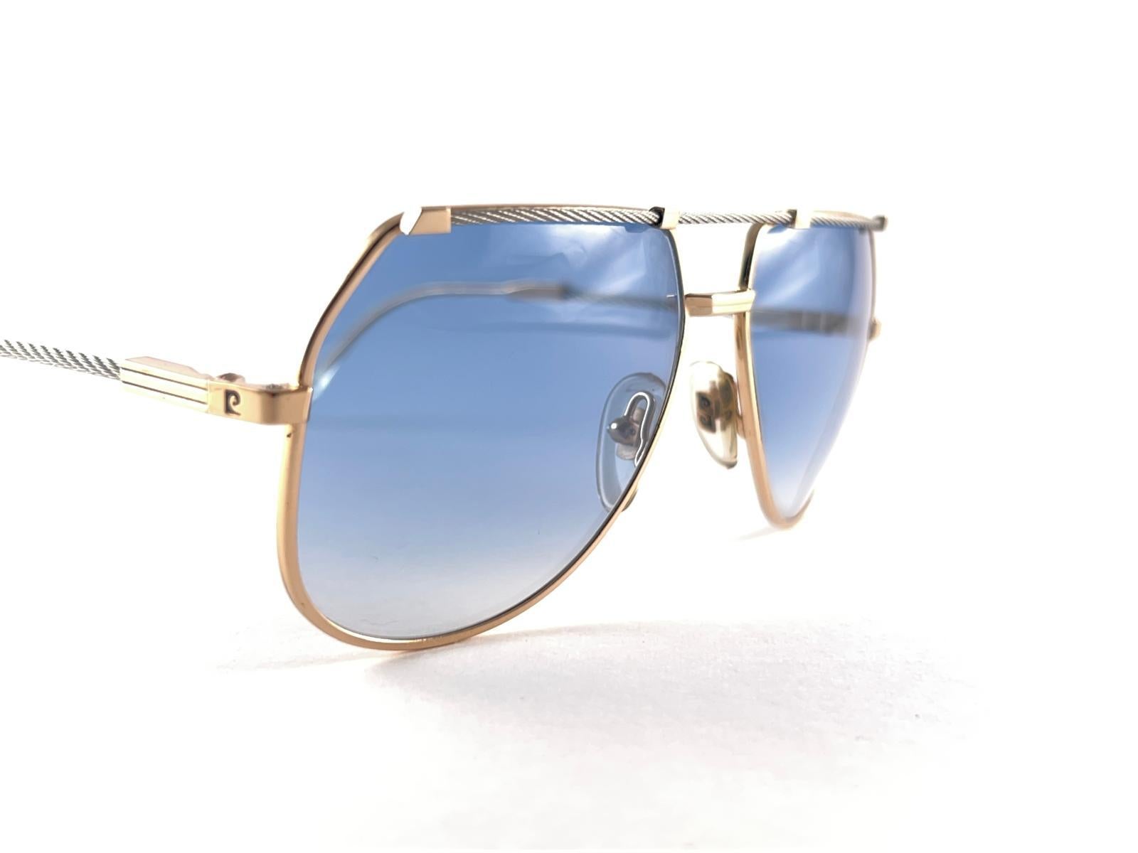 
Nueva montura vintage Pierre Cardin Sailing Aviator plateada y dorada con un par de lentes azules degradadas
Este Artículo Amy Muestra Pequeños Signos De Desgaste Debido A Más De 40 Años De Almacenamiento
Nuevo, nunca usado ni expuesto.