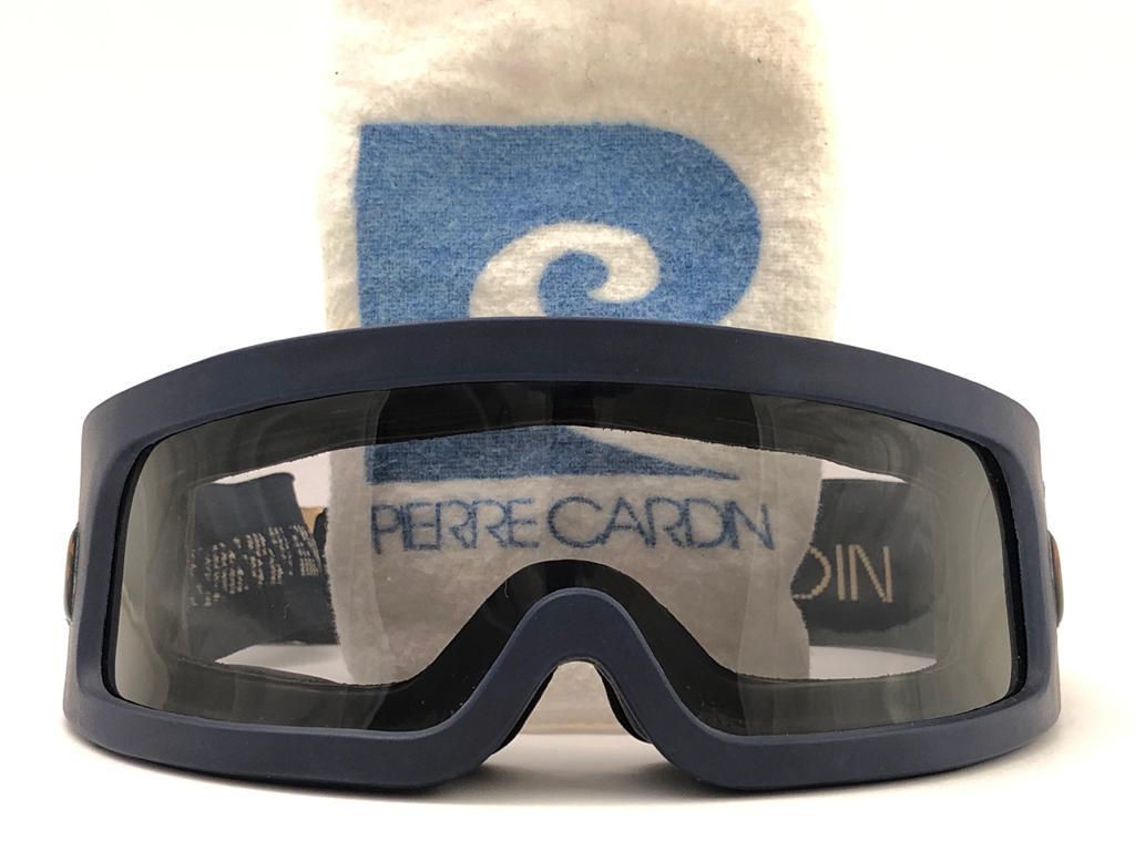 
New Vintage Pierre Cardin blue Ski frame with grey lenses. 

This pair has slight wear on them due to 50 years of storage.  \

Comes wit its original Pierra Cardin Sleeve.

New, never worn or display. A must have!