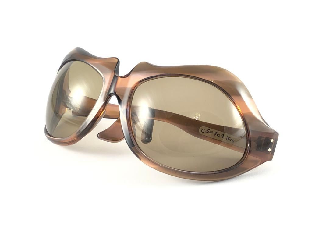 New Vintage Avant garde bug eyed frame color “ email fonce “ Pierre Marly “ Albatros “ sunglasses. 
bug eyed lenses. Amazing color straight from a super chic and crazy 1960’s Pierre Marly very own cocktail scene. 


A real treasure not to miss