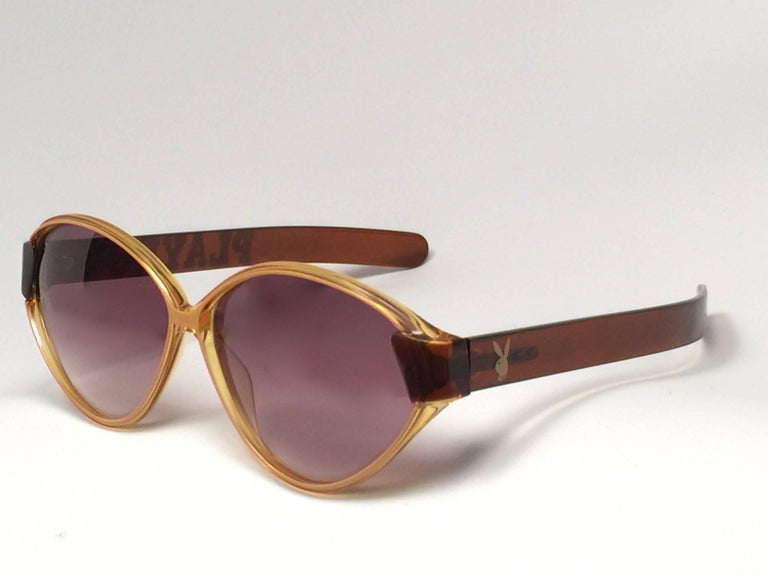 

New Vintage Playboy Oversized frame sporting a pair of flawless honey gradient lenses.

Made in Austria.
 
Produced and design in 1970's.

New, never worn or displayed.



