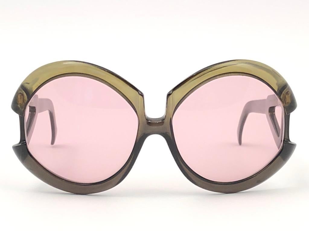 New Vintage Playboy Optyl  translucent green frame sporting spotless pink lenses. 

Made in Germany.
 
Produced and design in 1970's.


FRONT : 15 CMS

LENS HEIGHT : 6 CMS

LENS WIDTH : 6 CMS

TEMPLES : 12 CMS

New, never worn or displayed. This