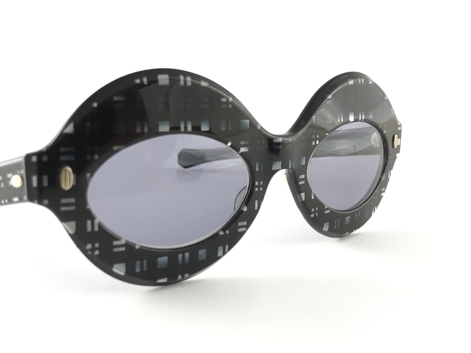 New Vintage Pompeii Chequered Made in Italy Sunglasses, 1970   In New Condition For Sale In Baleares, Baleares