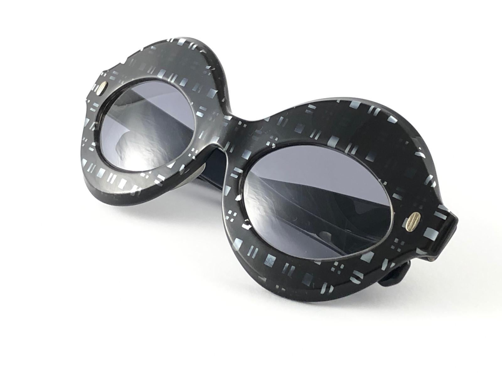 Nouvelles lunettes de soleil vintage Pompeii écrasées fabriquées en Italie, 1970 en vente 1