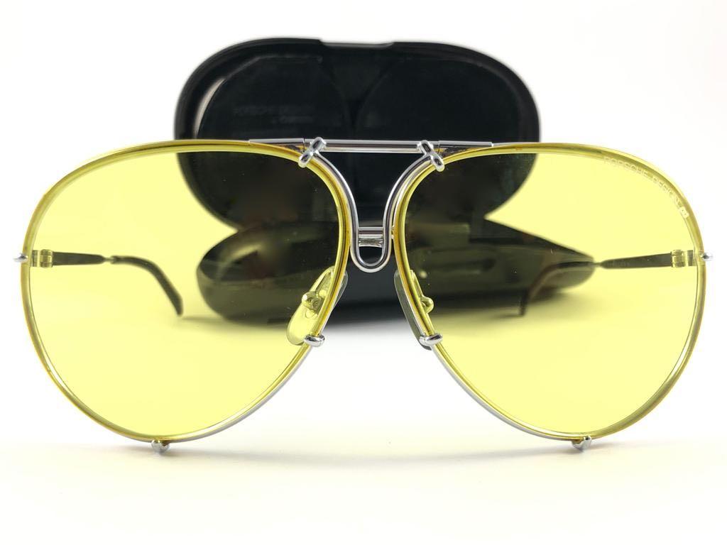 New and ultra rare collectors item from the 1980's, 30 years old. 

Porsche Design 5623 gold with yellow lenses.  Amazing craftsmanship and quality.
Light wear due to storage. No extra pair of lenses for this pair.  
 Made in Austria.


FRONT 14