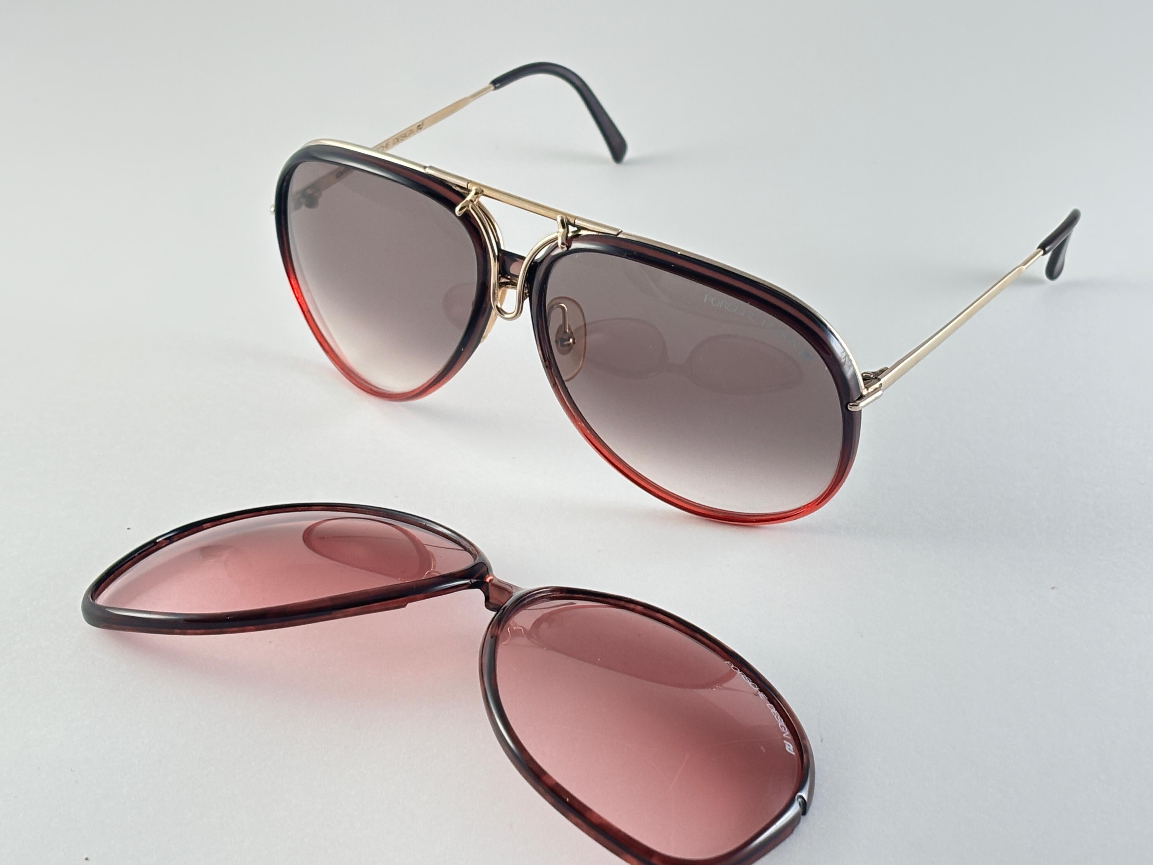  Porsche Design/One 5632 des années 1980 Monture or, tortue et rouge noir
Lentilles grises et mauves dégradées
Un savoir-faire et une qualité étonnants
 
Cet article présente des signes mineurs d'usure dus au stockage.


Fabriqué en Autriche


Avant