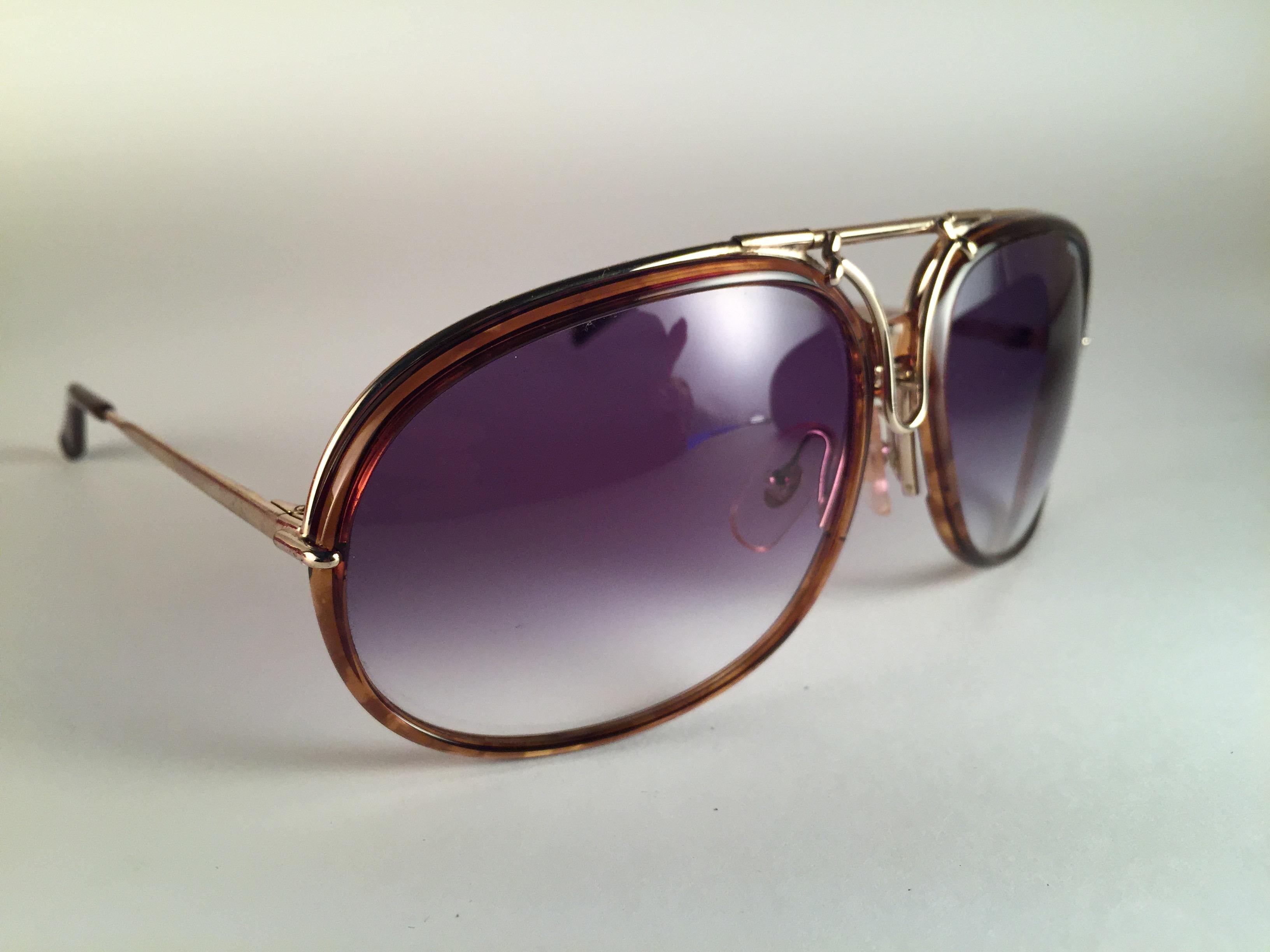 New 1980's Porsche Design 5632 gold and tortoise frame. Grey gradient lenses.
Amazing craftsmanship and quality.   
New, never worn. Made in Austria. This item may show minor sign of wear due to storage.

MEASUREMENTS 

FRONT : 14 CMS

LENS HEIGHT :