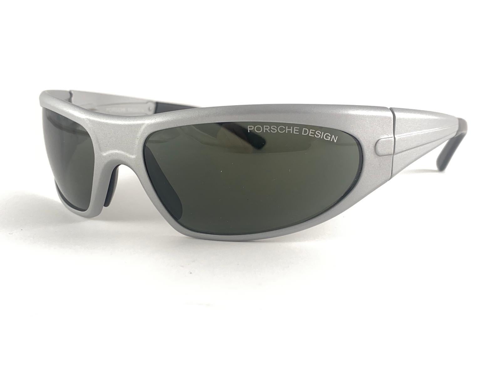 
Nouveau et ultra rare objet de collection des années 1990, 30 ans d'âge. Monture grise mate Porsche Design/One avec verres gris.
Un savoir-faire et une qualité étonnants.

Nouveau, jamais porté ni exposé. Cet article présente des signes mineurs