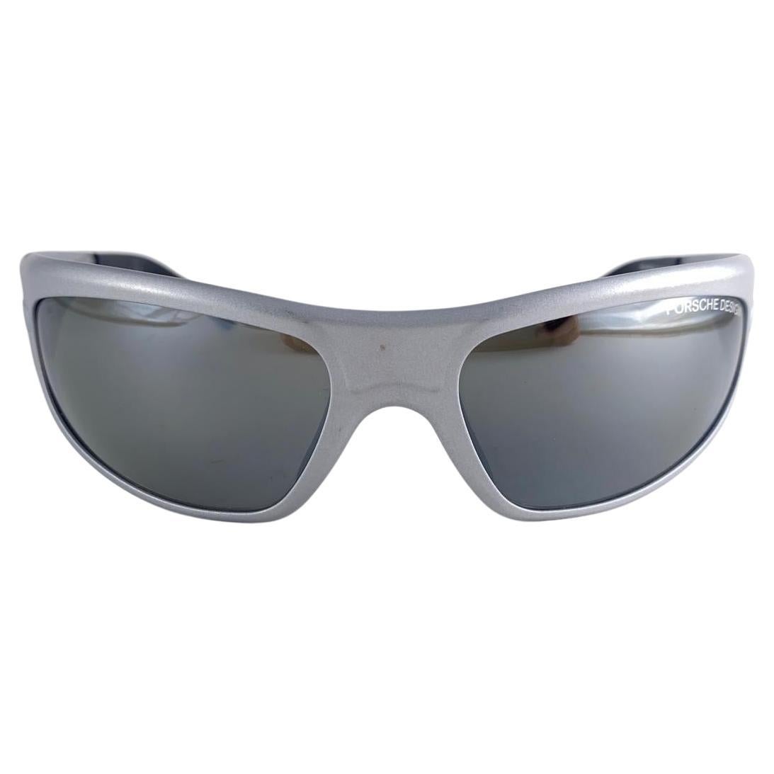
New And Ultra Rare Collectors Item From The 1990'S, 30 Jahre alt. Porsche Design Grauer matter Rahmen mit grauen Spiegelgläsern.
Erstaunliche Handwerkskunst und Qualität.

Neu, nie getragen oder ausgestellt. Dieser Artikel zeigt kleine
