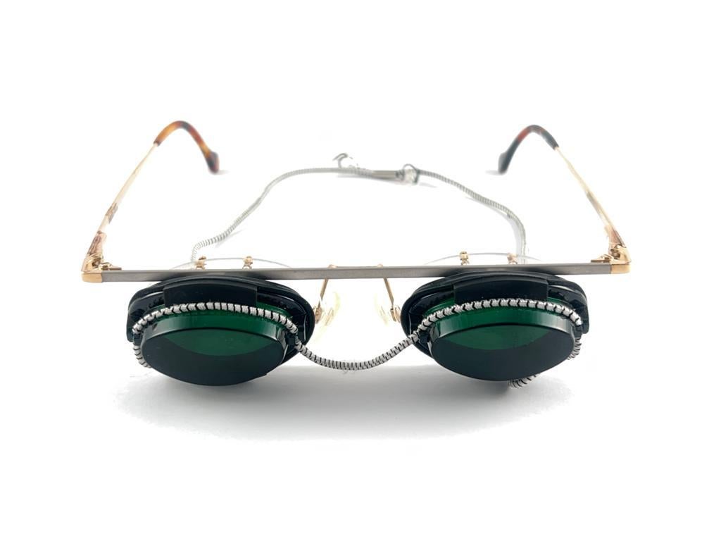 

New Vintage Possibile By Optech Metal Frame Sunglasses

Nouveau Jamais porté ou exposé, cet article peut présenter des signes mineurs d'usure dus à l'entreposage.



Fabriqué en Allemagne



Avant                                    14 Cms 
Hauteur