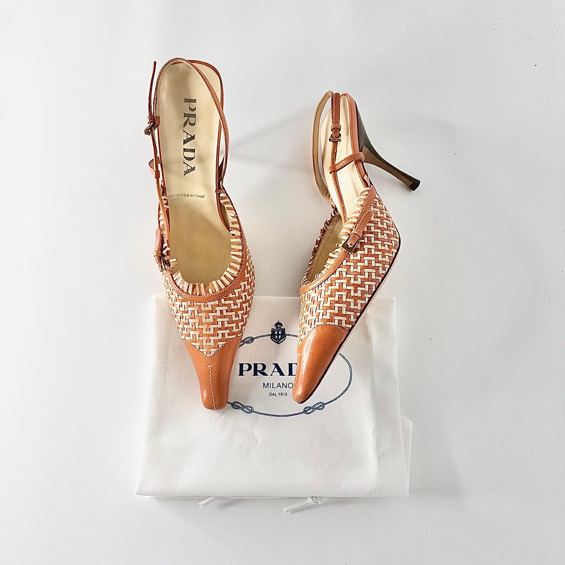 Prada vintage in pelle intrecciata con punta a punta e tacco 
Nuovo, con sacchetto antipolvere
Colore Arancione / Crema
Taglia 38EU 
Tomaia in pelle
Suola in cuoio
A punta
Cinturino alla caviglia regolabile
Tomaia in pelle intrecciata con