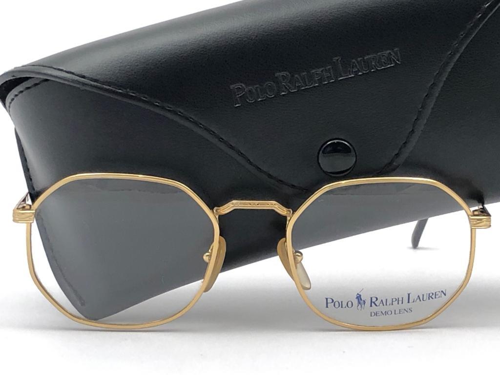 New Vintage Classic Ralph Lauren gold frame ready for RX lenses.

Made in Italy.
 
Produced and design in 1990's.

New, never worn or displayed.

FRONT : 13  CMS

LENS WIDTH  : 5 CMS

LENS HEIGHT : 4.5 CMS

TEMPLES : `13 CMS