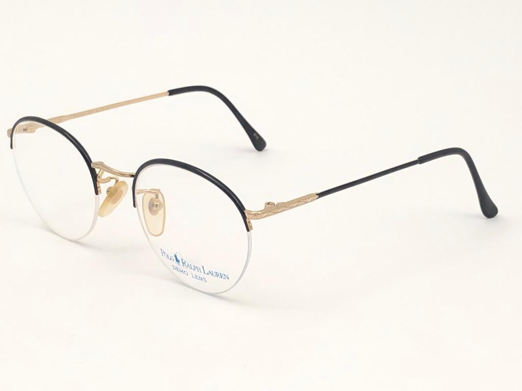 New Vintage Classic Ralph Lauren gold und schwarz Frame bereit für RX-Gläser.

Hergestellt in Italien.
 
Produziert und gestaltet in den 1990er Jahren.

Neu, nie getragen oder ausgestellt.

FRONT : 13  CMS

LÖSENBREITE  : 4.8 CMS

HÖHE DER LINSE:
